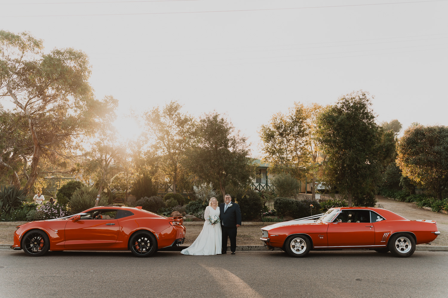 Bride and Groom Mannum wedding with cars.